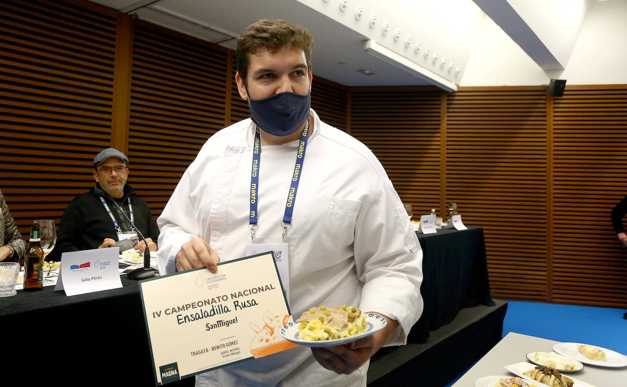 Daniel Moreno sostiene la ensaladilla con la que se convirtió en el rey de reyes. 