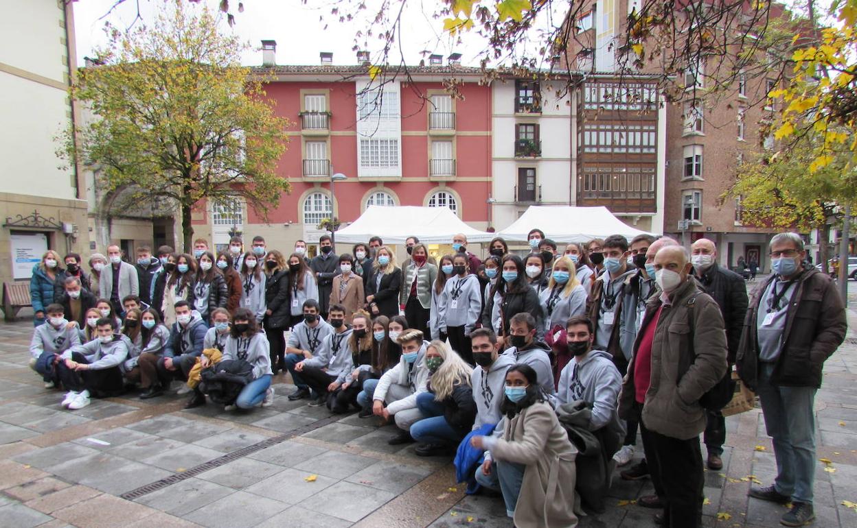 Representantes de instituciones y de proyectos a concurso posan en Arrasate.