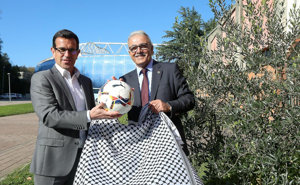 Iñigo Olaizola y Ayed Abu-Ramadan, junto al olivo de la paz ubicado al lado de Anoeta.