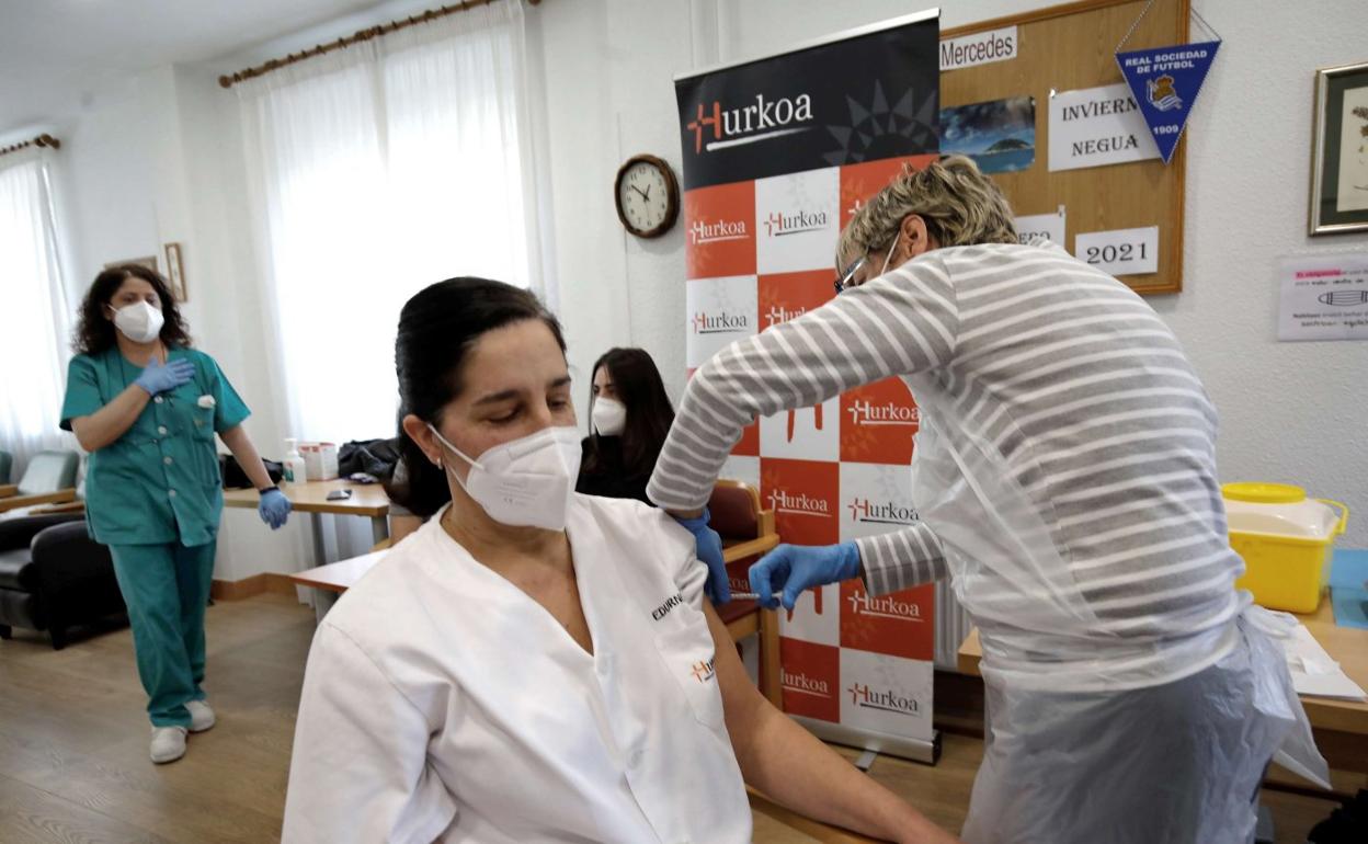 Vacunación a una trabajadora de centro sociosanitario. 