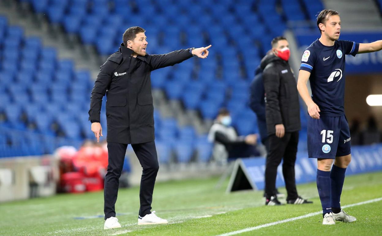 Xabi Alonso da instrucciones a sus jugadores durante el partido en Anoeta frente al Ibiza. 