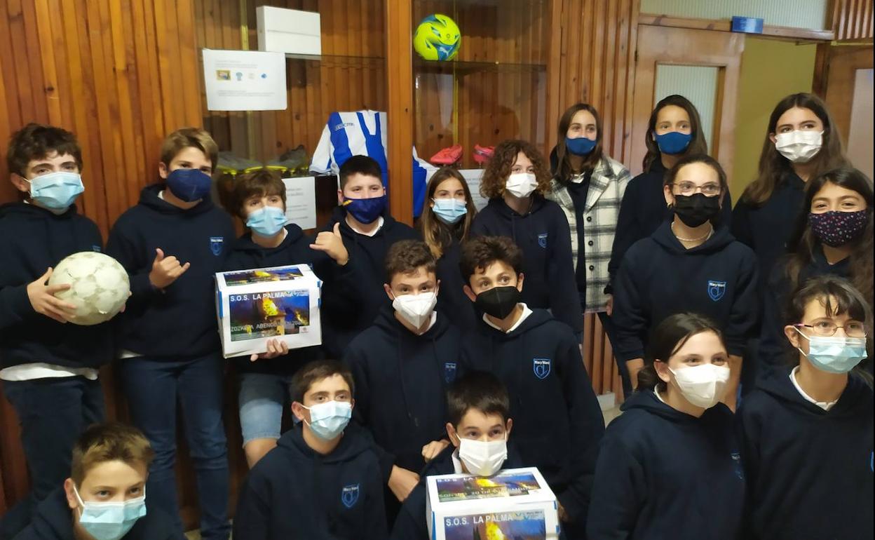 Alumnos del Mary Ward, delante de los premios que se sortearán en beneficio de los afectados por la erupción del volcán de La Palma.