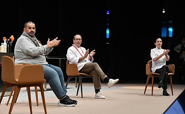 Imagen principal - David de Jorge, Hilario Arbelaitzy Elena Arzak.. La intervención de Pierre Gagnaire, una leyenda, llegó a través de la pantalla, pero cálida. Marc Veyrat cerró ayer la jornada con su estilo, siempre personal.