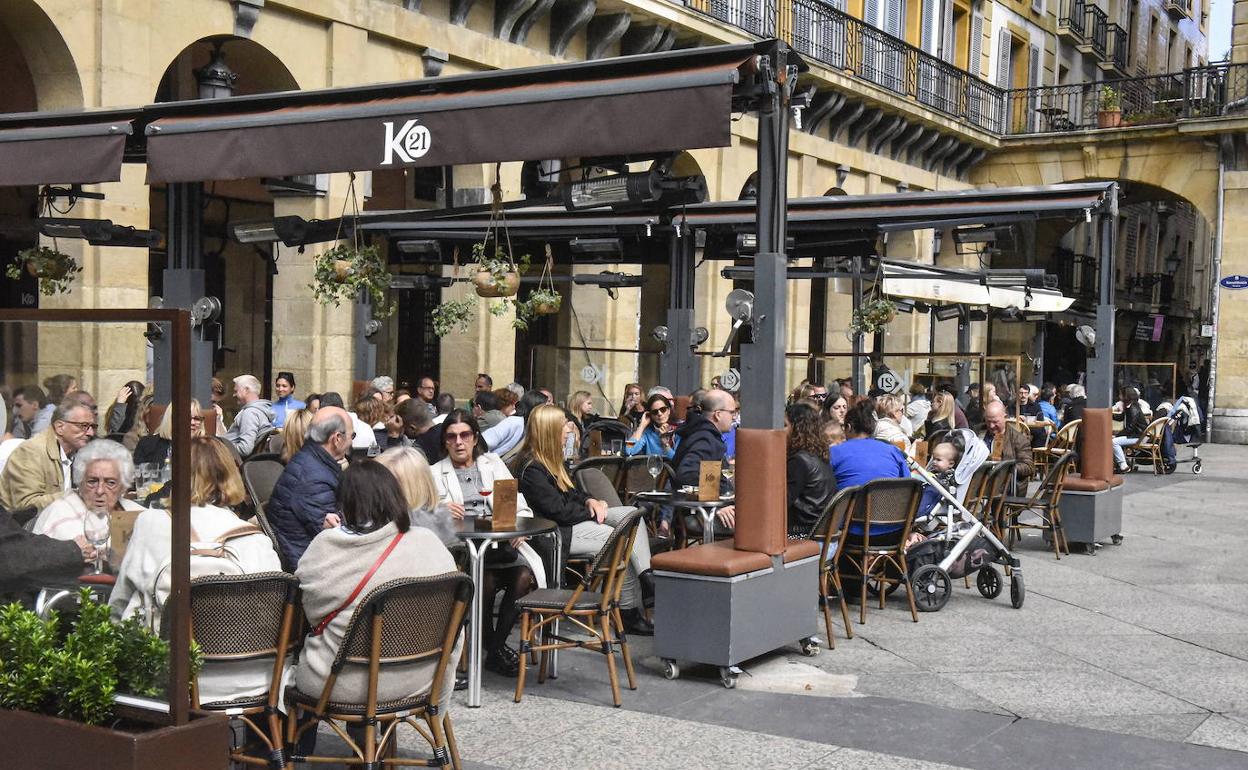Clientes en una terraza de la plaza de la Constitución, en Donostia