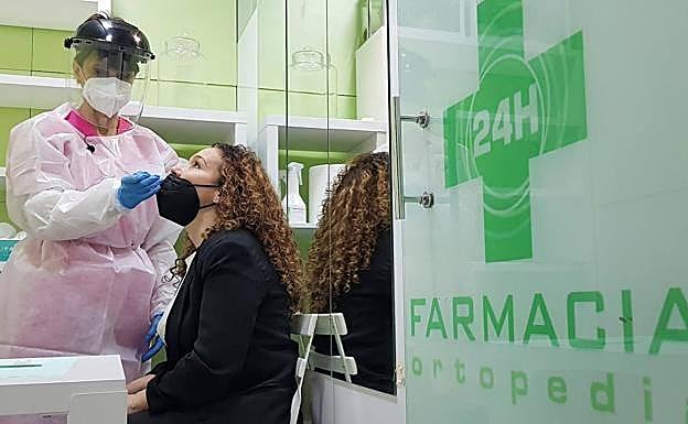 Osakidetza rectifica y permite a las farmacias notificar los positivos que se registren en los test 