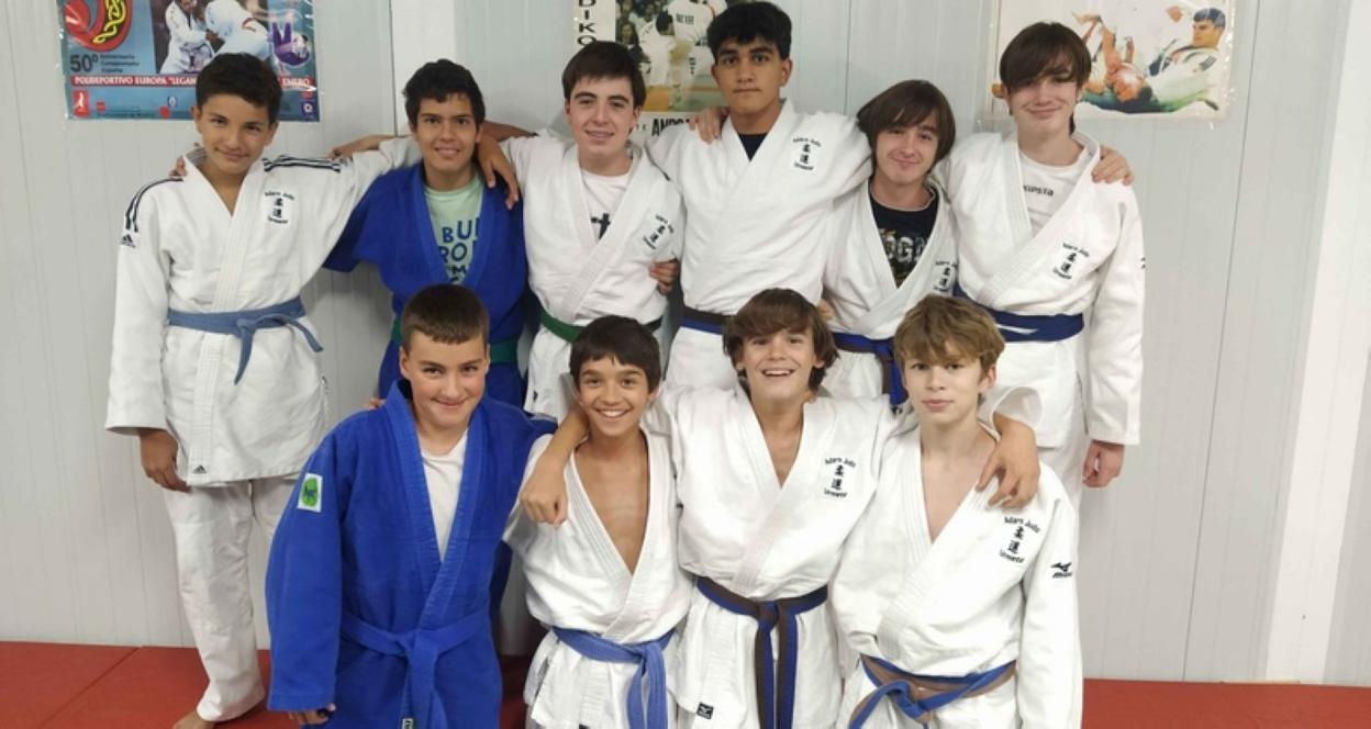 Los judokas urnietarras participantes en el campeonato. 