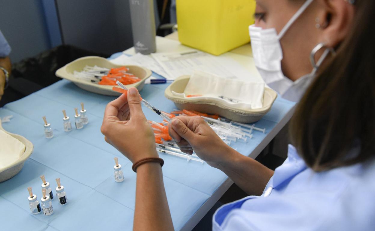 El 76% de los vascos mayores de 90 años ya han recibido la tercera dosis de la vacuna antiCovid. 