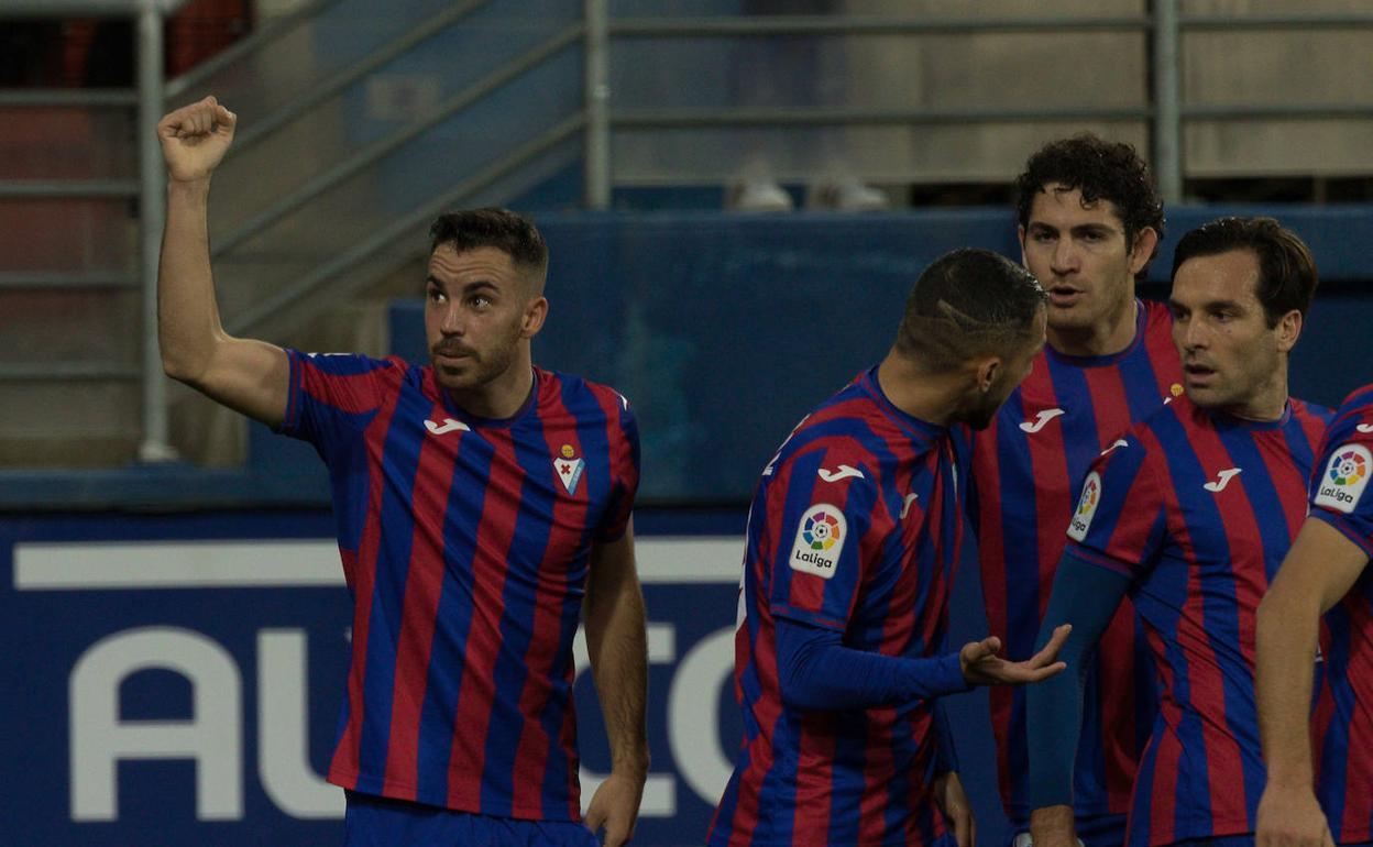 Los armeros celebrando uno de sus goles ante el Alcorcón.