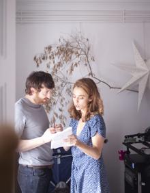 Imagen secundaria 2 - Dos fotogramas de la serie y Manuel Burque y Dolera, durante el rodaje.