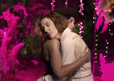 Imagen secundaria 1 - Dos fotogramas de la serie y Manuel Burque y Dolera, durante el rodaje.