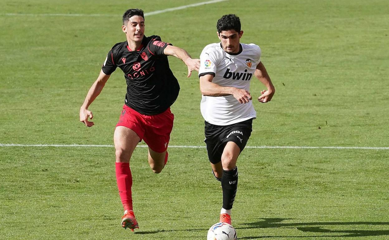 Guedes en una carrera, perseguido por Carlos Fernández, en un partido de la temporada pasada