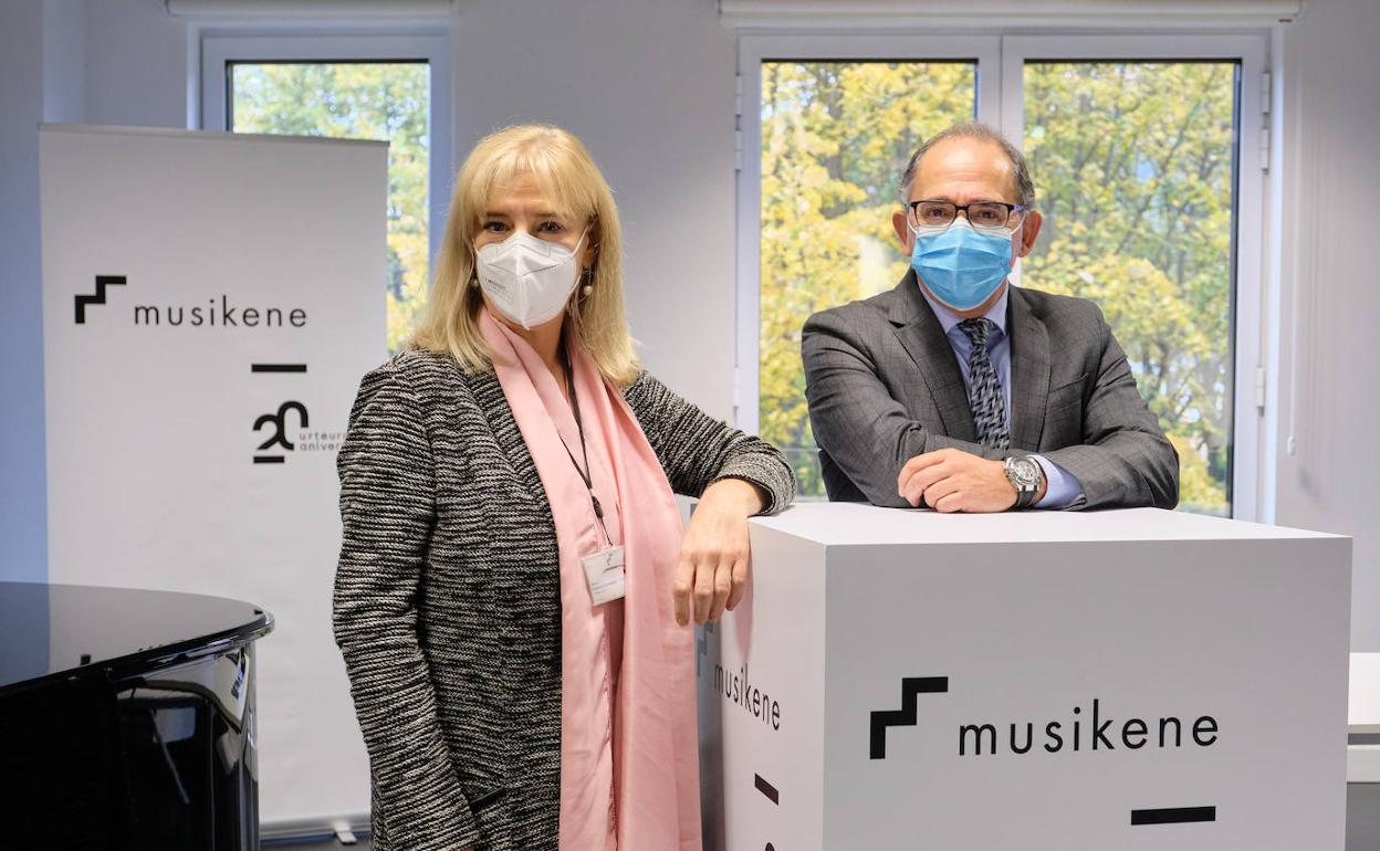 Miren Iñarga, directora de Musikene y Adolfo Morais, viceconsejero de Universidades e Investigación. 