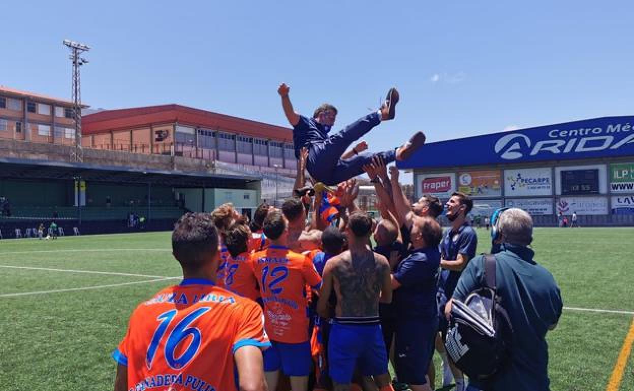 Panadería Pulido San Mateo celebrando el ascenso a Segunda RFEF