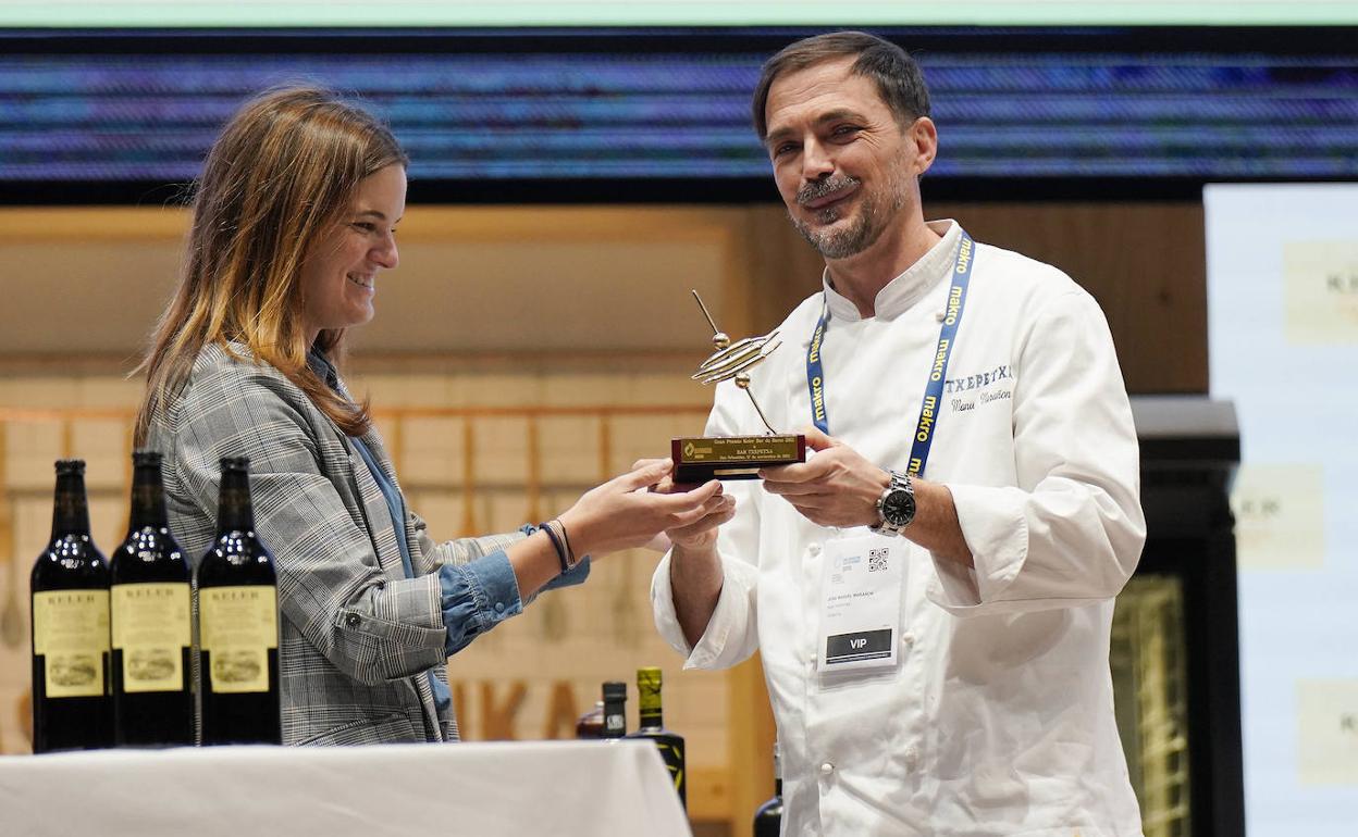 Manu Marañón recibe el galardón de la mano de Lore Azpitarte, de Keler.