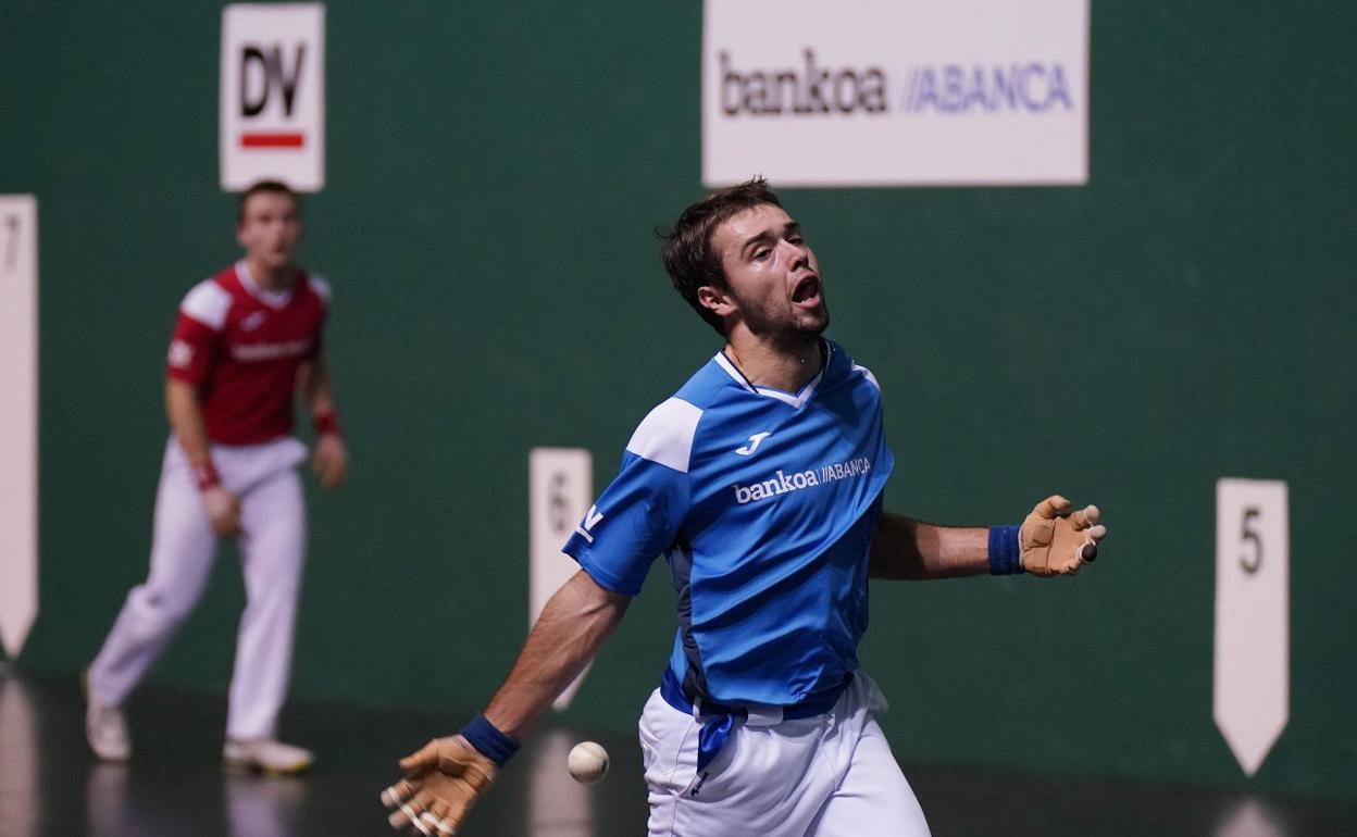 Mikel Aranbarri entra con la derecha, este viernes en el Labrit. 