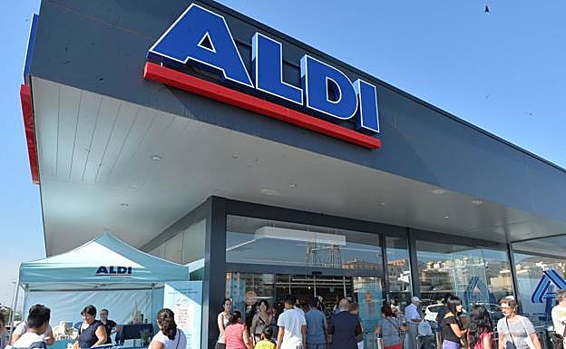 Clientes en la puerta de un supermercado Aldi en la Región en una imagen de archivo.