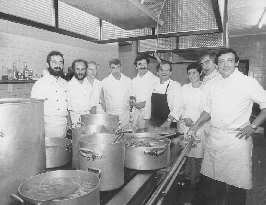 Jesús Mari Arzak, Pedro Subijana, Roteta, José Juan Castillo, Patxiku Quintana, Medina, Arguiñano, Urepel y Panierfleuri posan en una sociedad gastronómica de San Sebastián. 