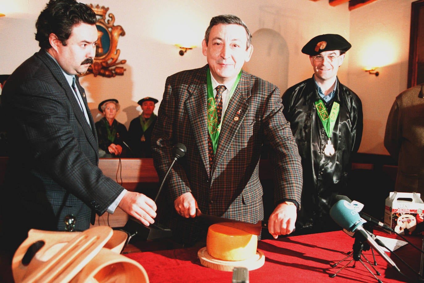 José Juan Castillo da el corte inaugural al nuevo queso de Idiazabal. 