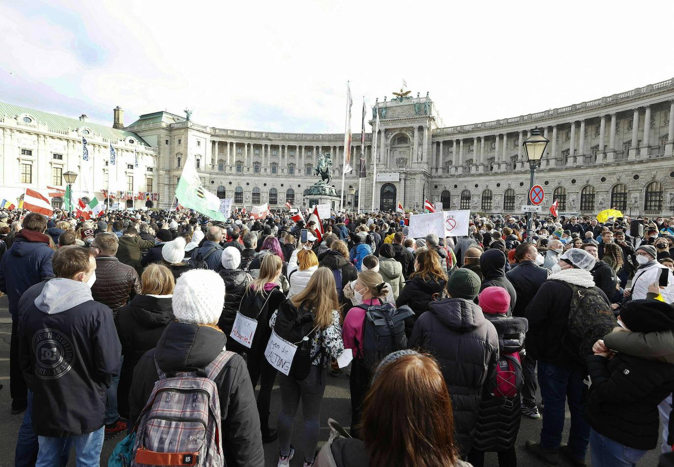 Fotos: Miles de personas se manifestan en Austria contra el confinamiento adoptado por el Gobierno