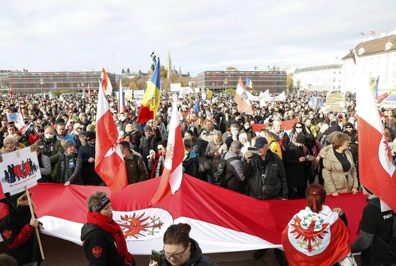 Fotos: Miles de personas se manifestan en Austria contra el confinamiento adoptado por el Gobierno