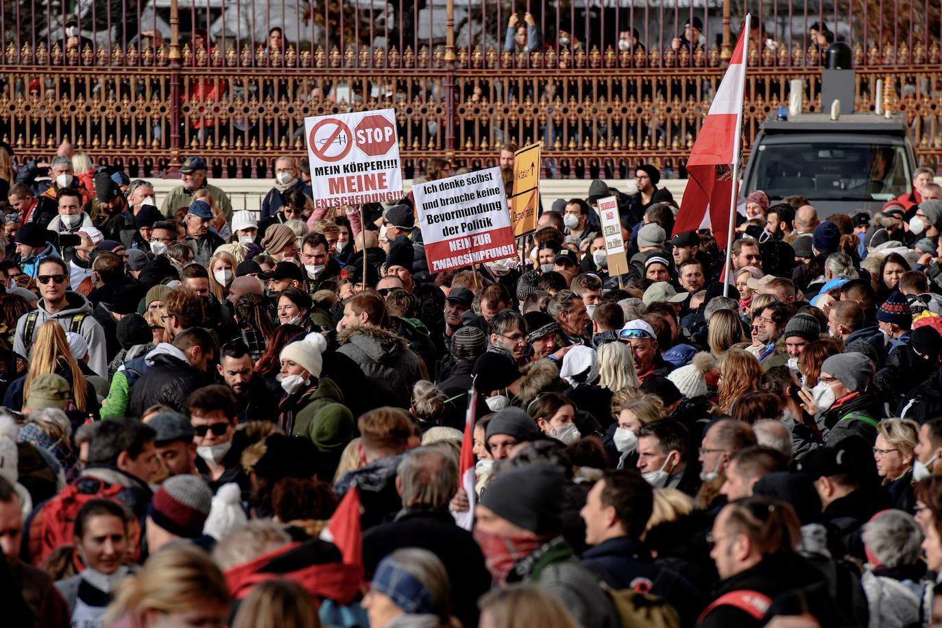 Fotos: Miles de personas se manifestan en Austria contra el confinamiento adoptado por el Gobierno