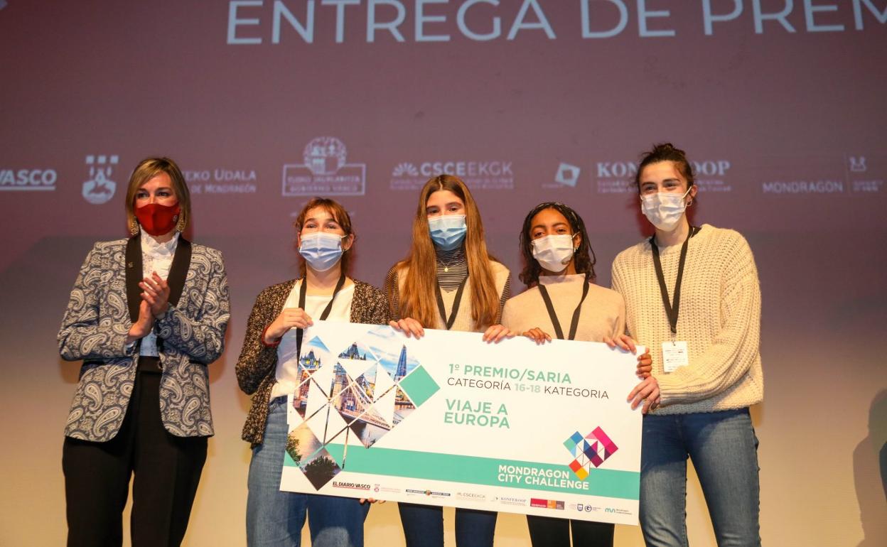 Los miembros de AG4 posan con el cheque y la alcaldesa de Arrasate. 