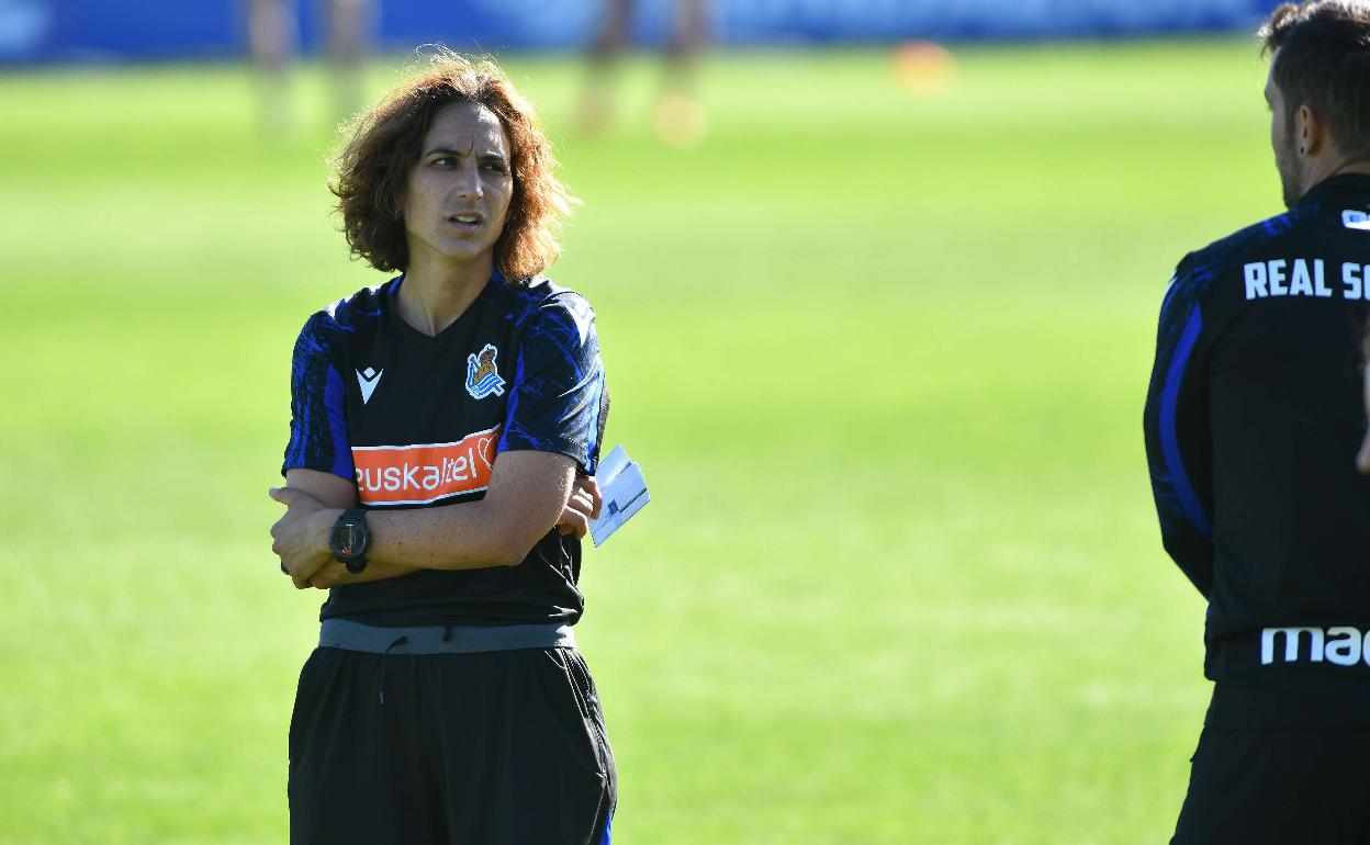 Natalia Arroyo de brazos cruzados durante un entrenamiento en Zubieta.