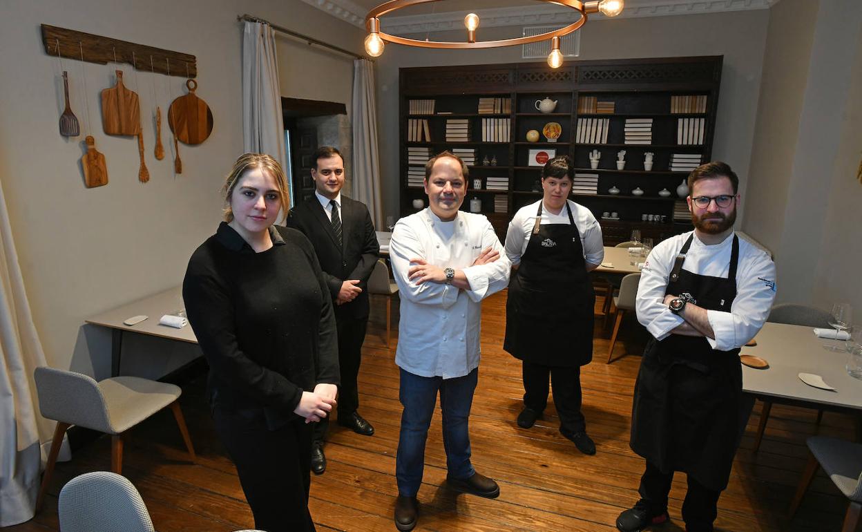 Enrique Fleischmann y su equipo, en el comedor de Bailara Restaurant.