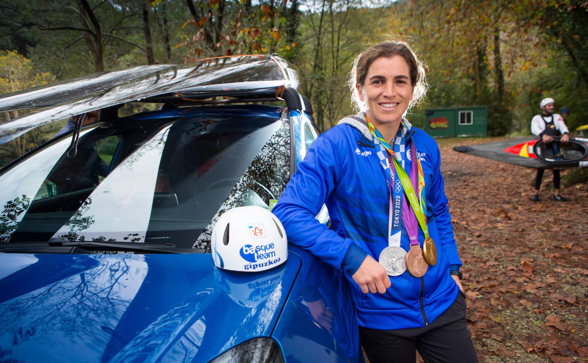 Maialen Chourraut posa por vez primera con sus tres medallas olímpicas en la zona de San Miguel, en el río Bidasoa, donde entrena. 