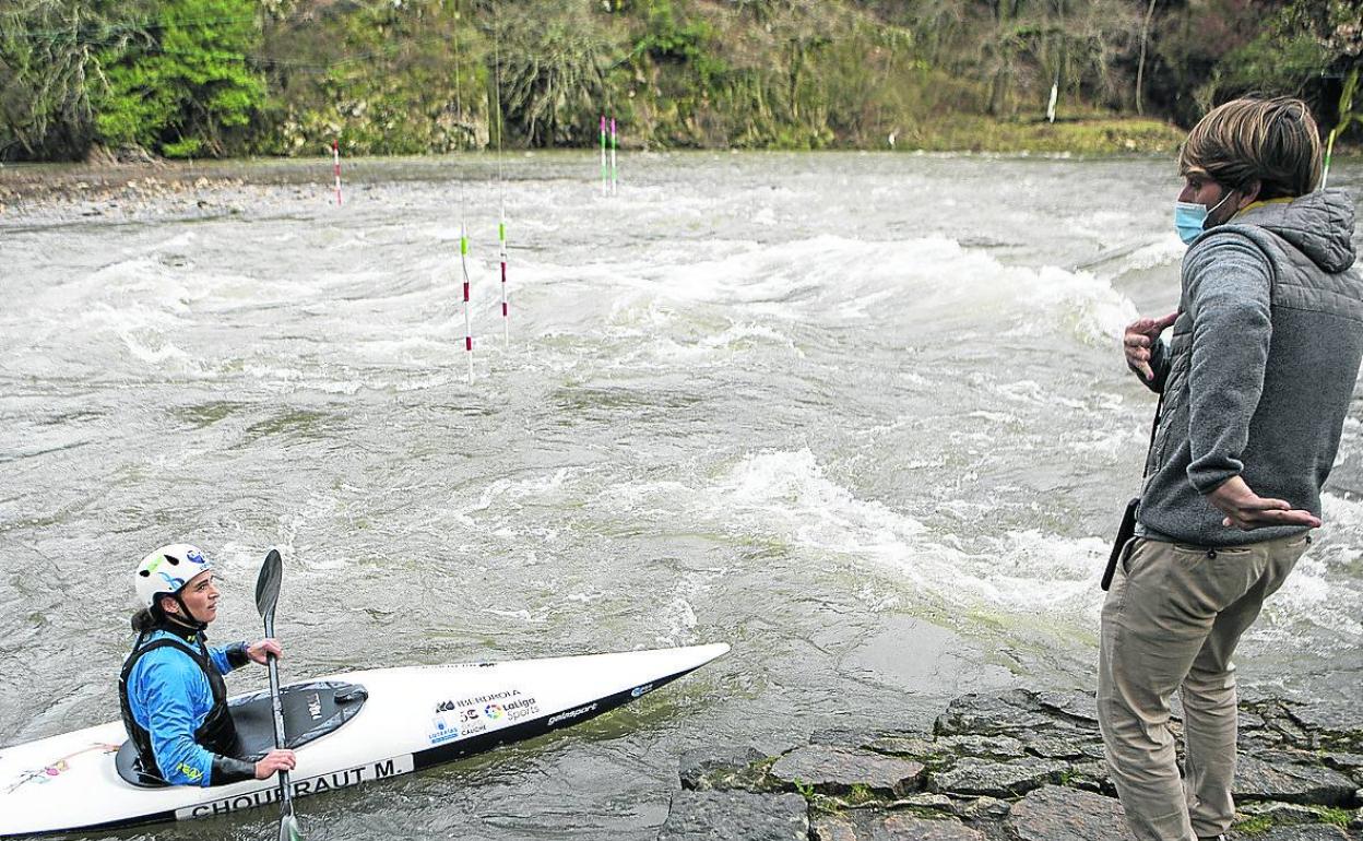 Chourraut atiende a las indicacione de su entrenador y marido. 