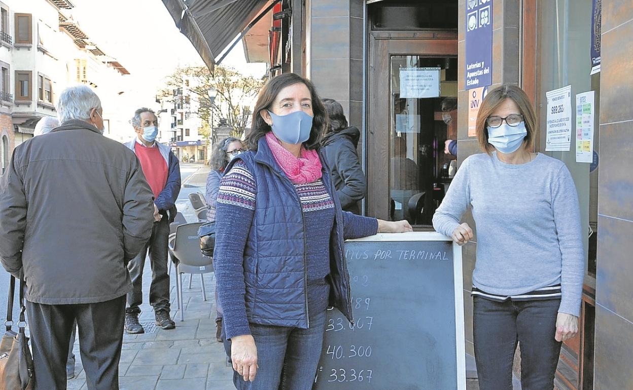 Ana y Txus Sobrino, en la puerta de la administración en Elizondo. 