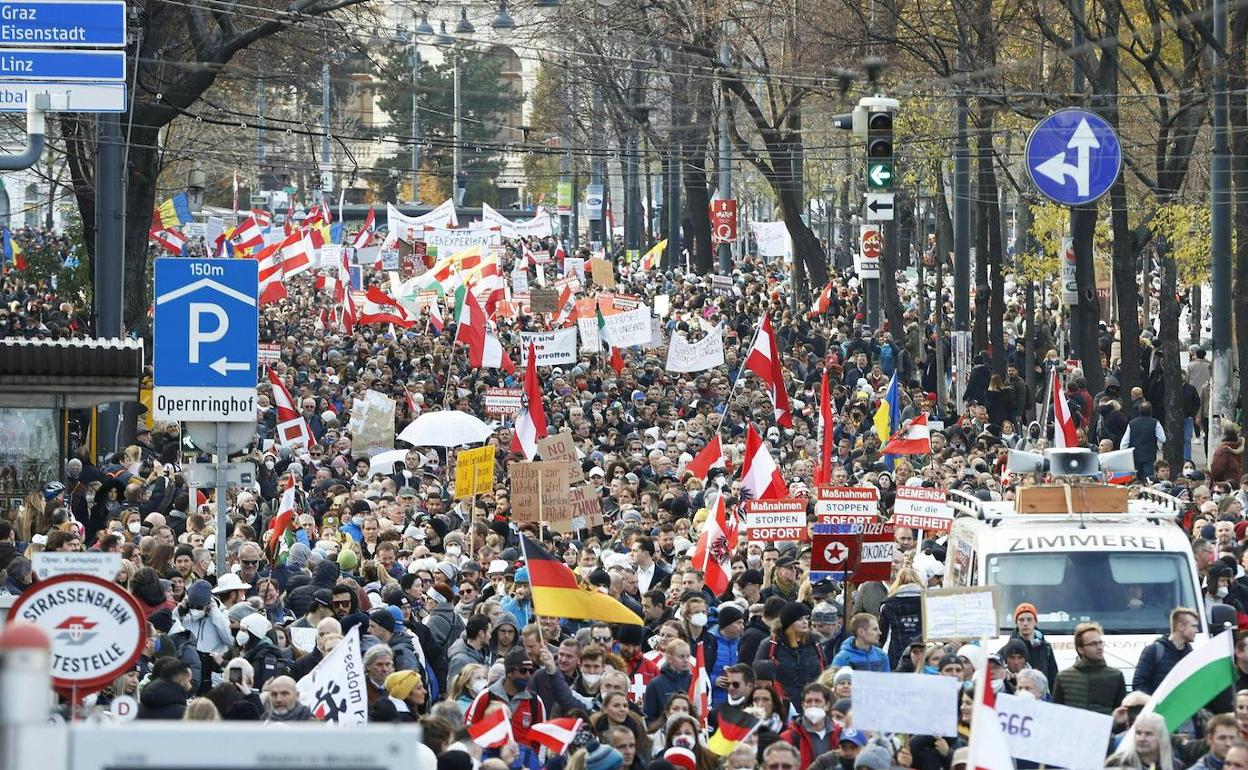 Los manifestantes marchan por la calle Ringstrasse para protestar en contra del confinamiento .