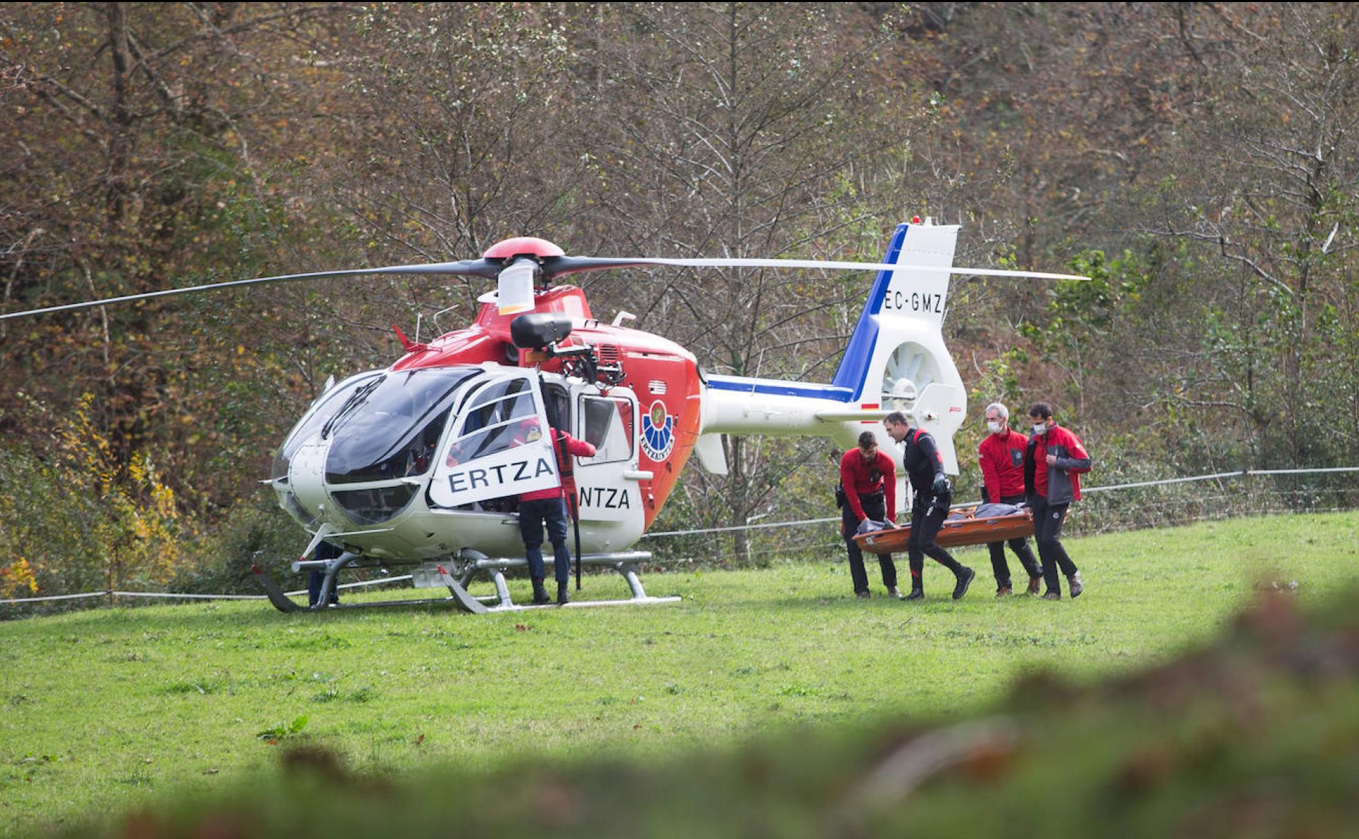 Momento en el que agentes de la Ertzaintza han trasladado el cuerpo de la víctima al helicóptero.