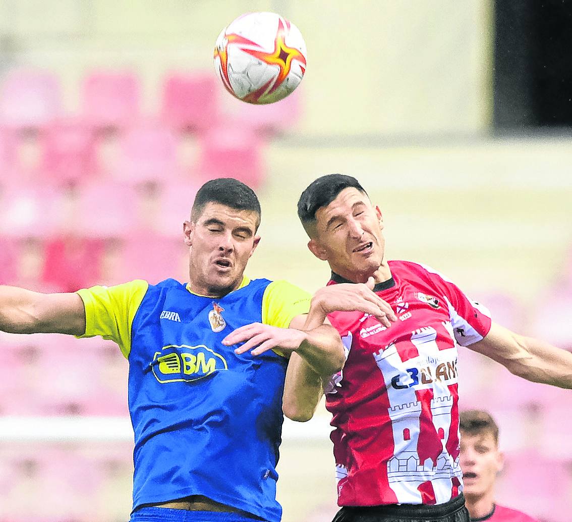 Duelo de cabeza por el balón en Las Gaunas