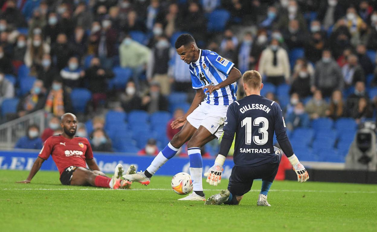 Isak intenta regatear al Cillessen dentro del área. 