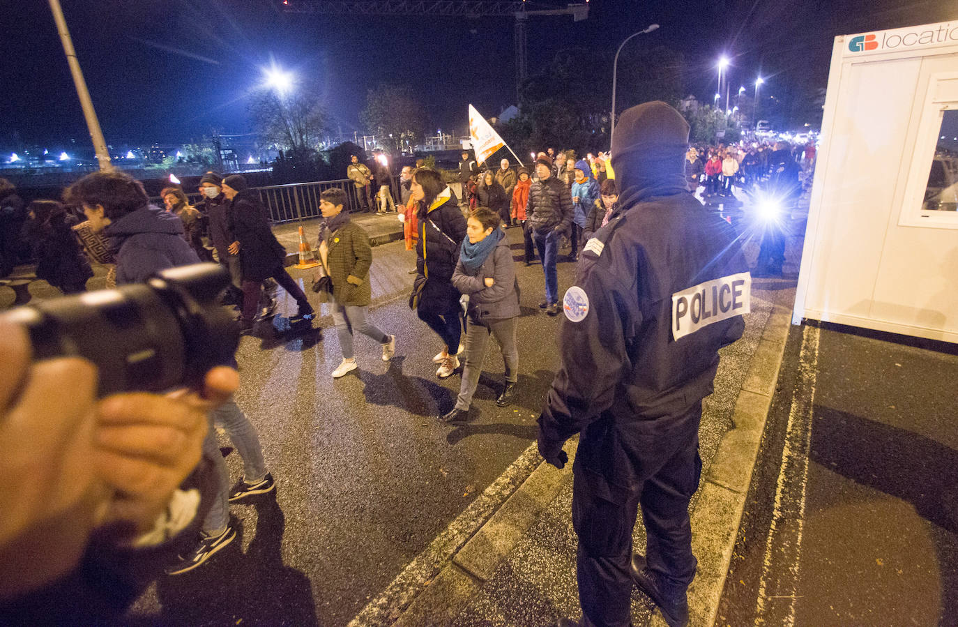 Fotos: Acto simbólico en Irun para denunciar la última muerte en el Bidasoa