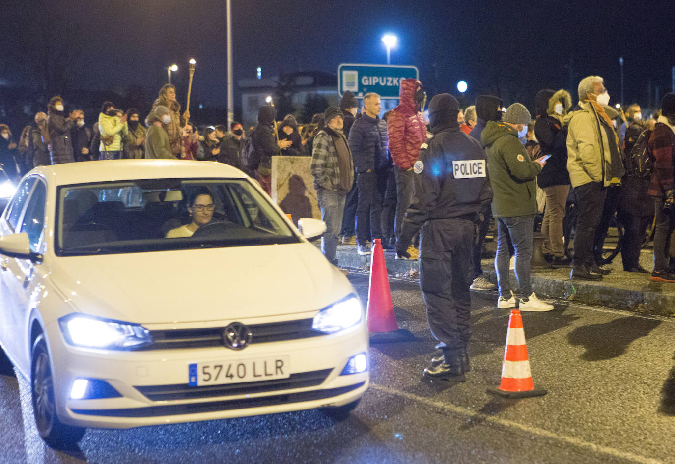 Fotos: Acto simbólico en Irun para denunciar la última muerte en el Bidasoa