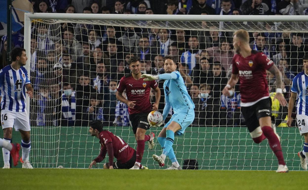 Remiro se dispone a poner el balón en juego con la mano en el partido del domingo ante el Valencia en el Reale Arena. 