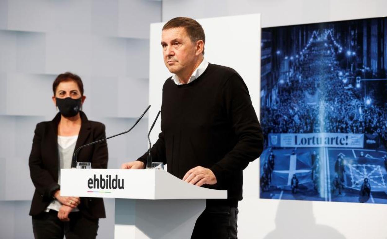 Arnaldo Otegi y Mertxe Aizpurua han comparecido este lunes en la sede de EH Bildu en Donostia.