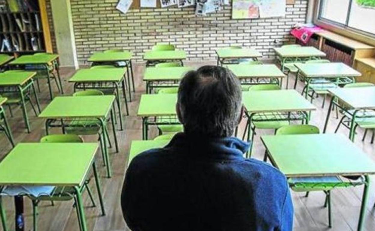 Un profesor en un aula clausurada por culpa del coronavirus.