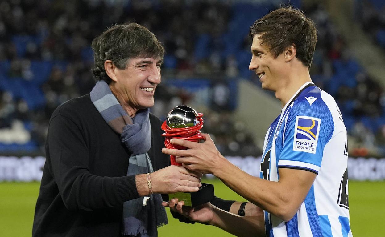 Agustín Gajate entrega a Le Normand el trofeo de mejor jugador de octubre en toda la Liga. 