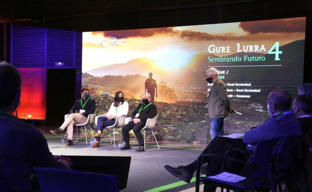 Xabi Prieto, Aintzane Encinas y Mikel Etxarri han participado en el congreso. 