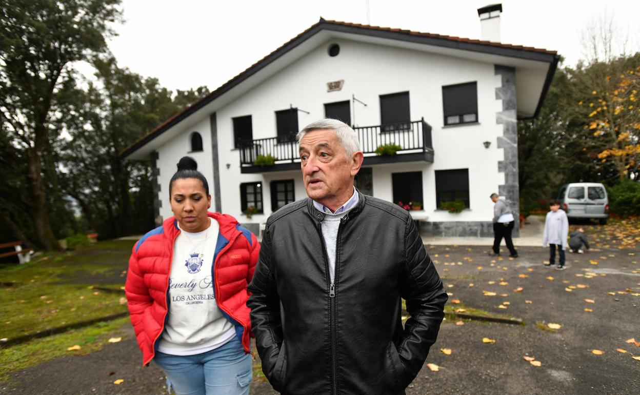 Cándido Ibar junto a Tanya, la mujer de Pablo, frente al caserío familiar en Zestoa