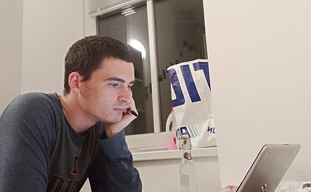 Imagen principal - Markos, de Erasmus en Viena, sigue una clase online en el primer día de cierre. Sebastian espera que vuelva el turismo para retomar su trabajo de guía. Marta se hace una prueba de saliva en su casa de Viena, donde reside desde hace once años. 