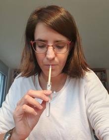 Imagen secundaria 2 - Markos, de Erasmus en Viena, sigue una clase online en el primer día de cierre. Sebastian espera que vuelva el turismo para retomar su trabajo de guía. Marta se hace una prueba de saliva en su casa de Viena, donde reside desde hace once años. 