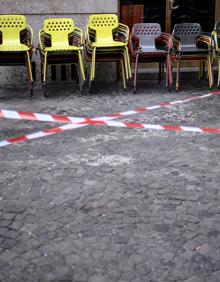 Imagen secundaria 2 - Gonzalo sujeta una caja de test antígenos que le facilitan en su oficina en Viena. Layal y Luay, nada más salir ayer del colegio, adonde fue su ama Ainhoa a buscarles. Sillas precintadas en una calle de Viena.