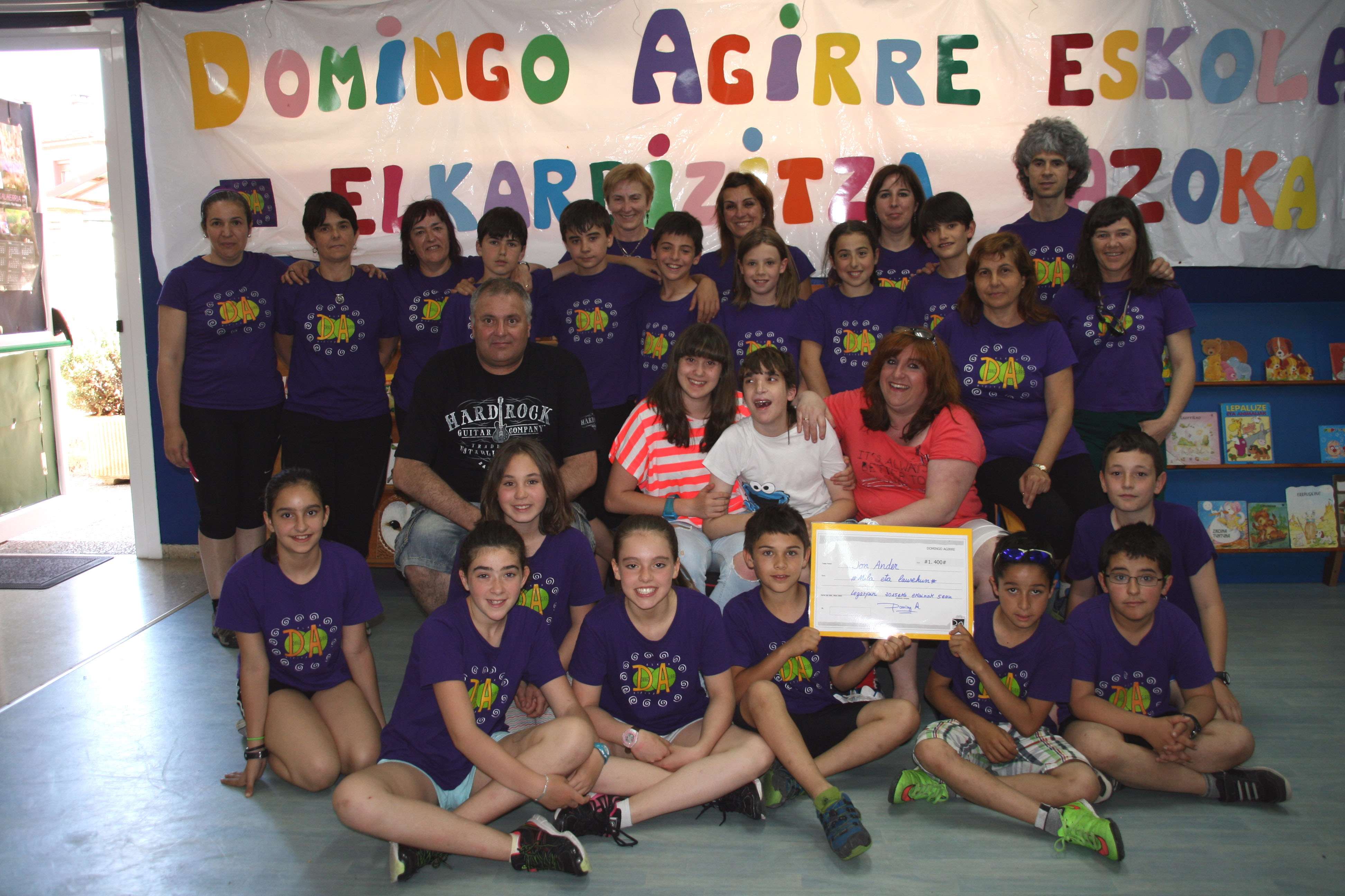 Acto de entrega del cheque a la familia de Jon Ander Aldareguia Rojo, un niño aquejado de la enfermedad Mowat-Wilson.