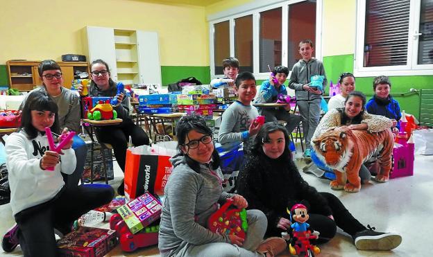 Los alumnos de Domingo Agirre, preparando el mercado solidario de 2019.