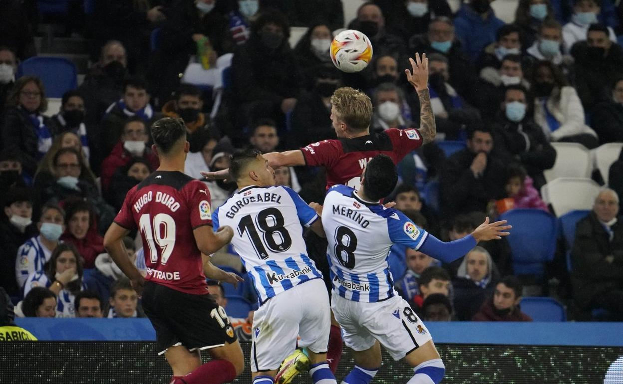 Gorosabel y Merino pugnan con Hugo Duro y Wass, el pasado domingo en el Reale Arena. 