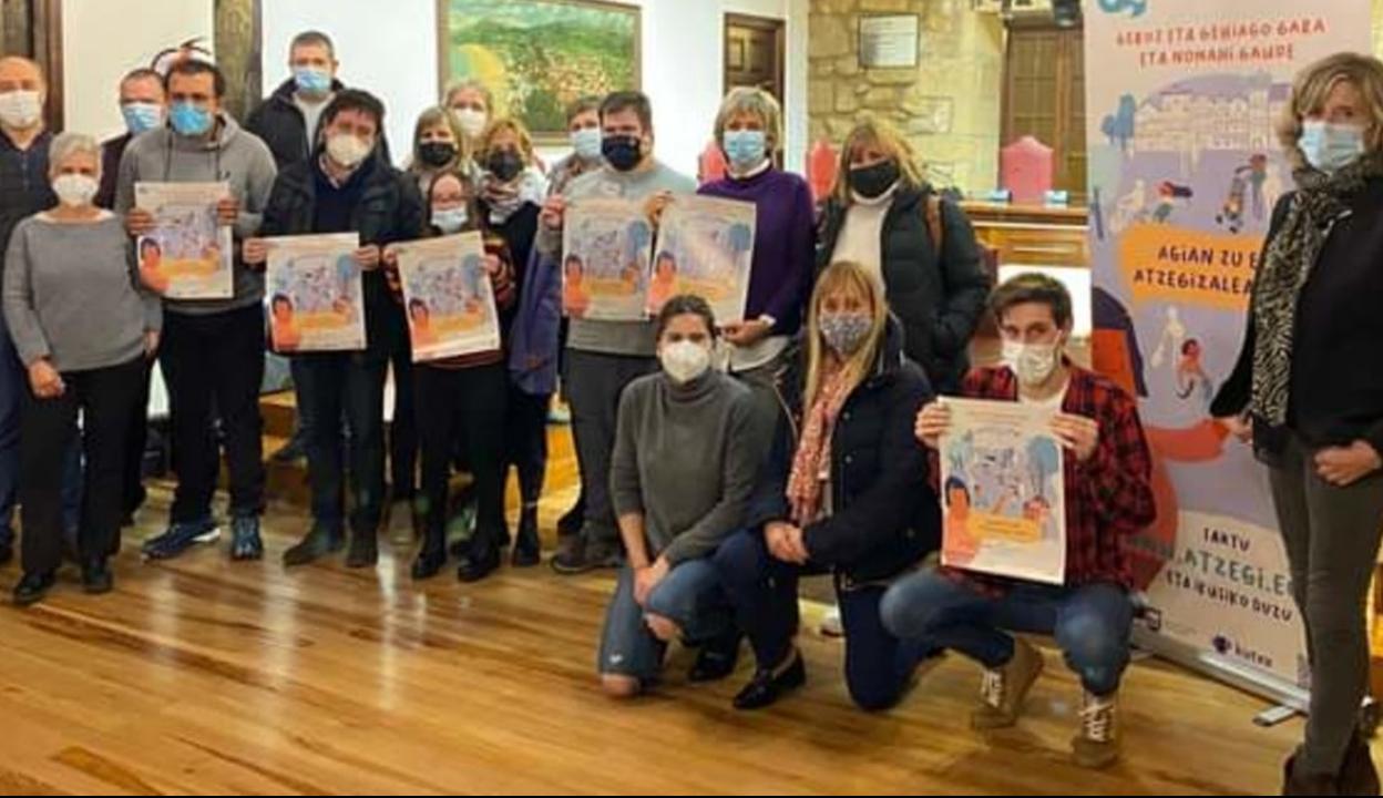 Presentación del lunes de la campaña de Atzegi, con personas con discapacidad intelectual, familiares, atzegizales y autoridades. 